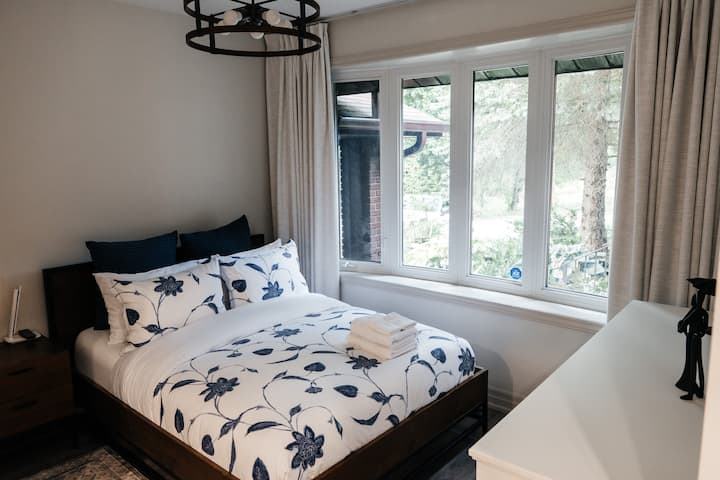 Spálňa na hlavnom poschodí s 1 manželskou posteľou, vlastnou kúpeľňou a práčovňou 