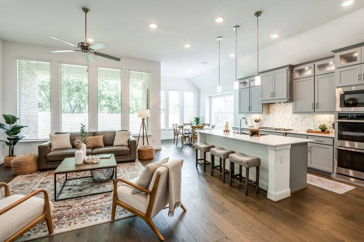 Brand new home in sought after community -N Dallas gallery image 3