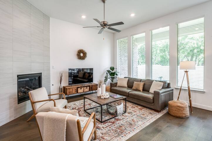 Brand new home in sought after community -N Dallas gallery image 4