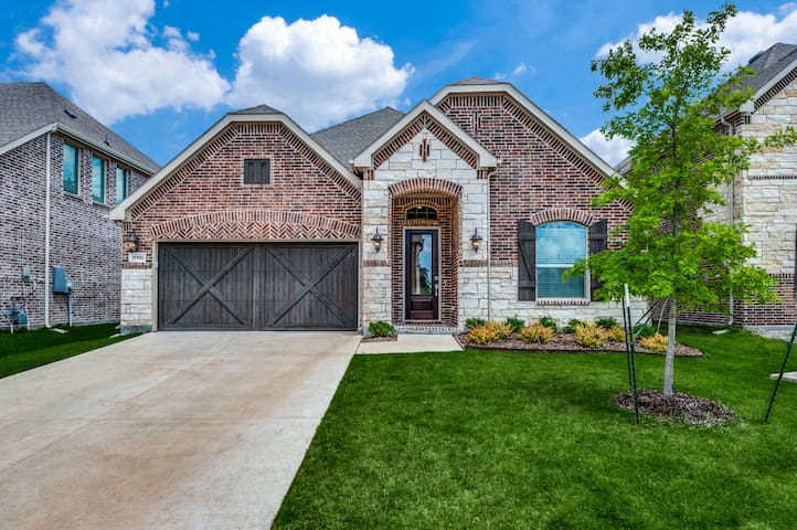 Brand new home in sought after community -N Dallas