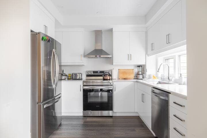 Bright Modern Private Oasis Whole Laneway 3BR 3BA gallery image 3