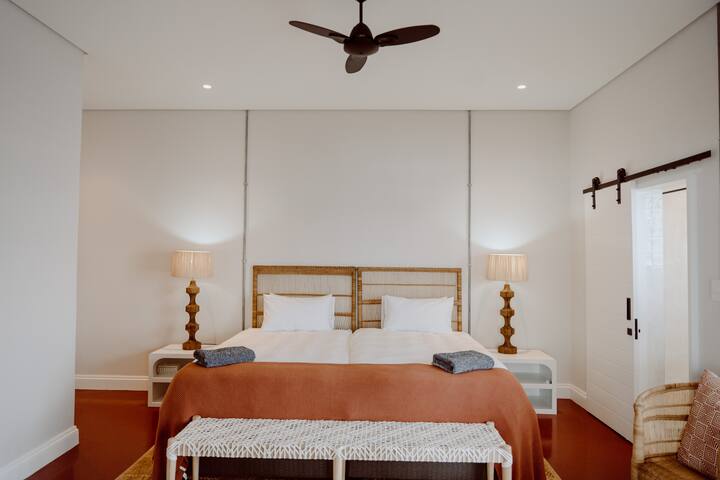 Vitanda viwili pacha vya robo tatu, mapazia meusi na vizuizi, feni ya dari iliyo na watu wengi - beseni moja, bafu na choo. Kabati huru lenye nafasi ya kukunja tu kwa ajili ya nguo. Hakuna sehemu ya kuning 'inia kwa sasa. Mwonekano wa bahari