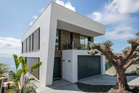 Luxury Seafront Villa near Barcelona