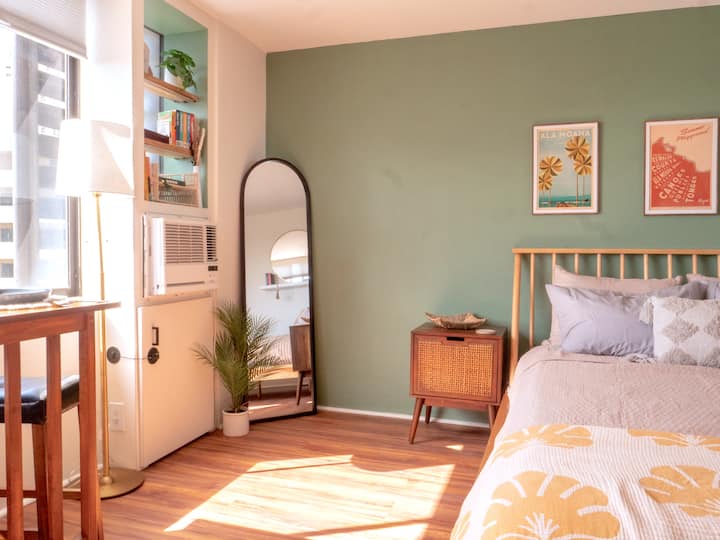 Waikiki Surfer Studio | Modern | Ocean Views - Honolulu