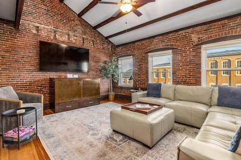 City Loft | Group Getaway | King Downtown Location