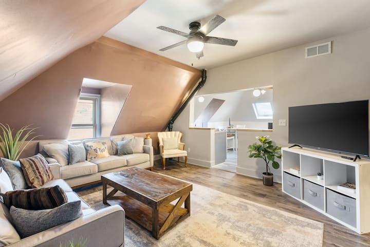 Historic Brady St Loft | Ac | Sleeps 10 | Arcade - Milwaukee, WI