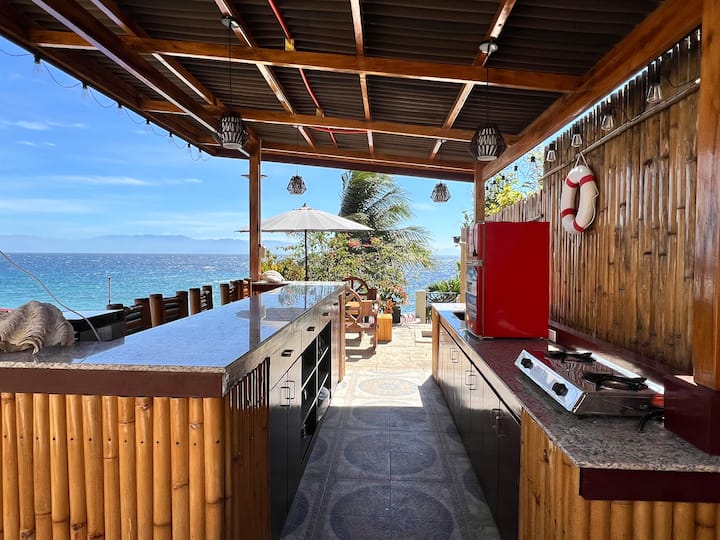 Beachfront Bamboo Cottage With A/c (Queen) - Island Garden City of Samal