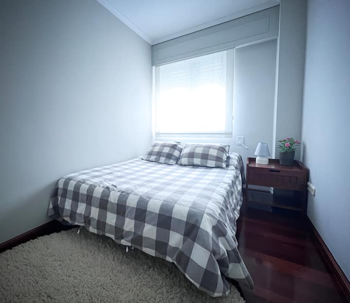 Dormitorio exterior con cama doble y armarios empotrados.