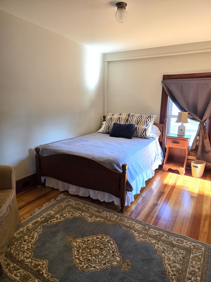 Antikni namještaj od javora i stolica za čitanje pružaju ugodan osjećaj ovoj dvokrevetnoj spavaćoj sobi s istočnim i južnim prozorima i vlastitim ormarom.