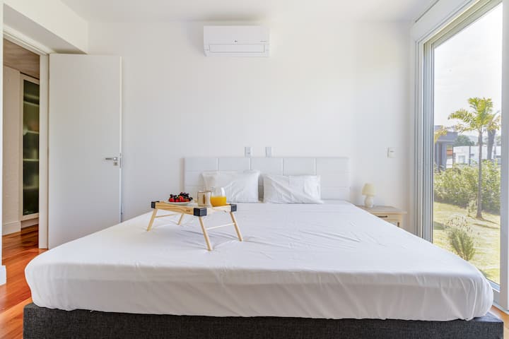 Ropa de cama 100 % de algodón lavada y planchada después de cada estadía por un servicio de lavandería profesional del hotel.