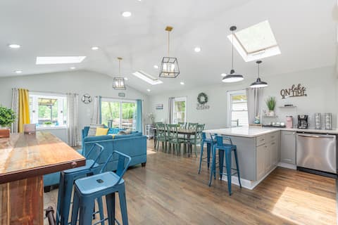 Lake Front Home with Hot Tub and Kayaks