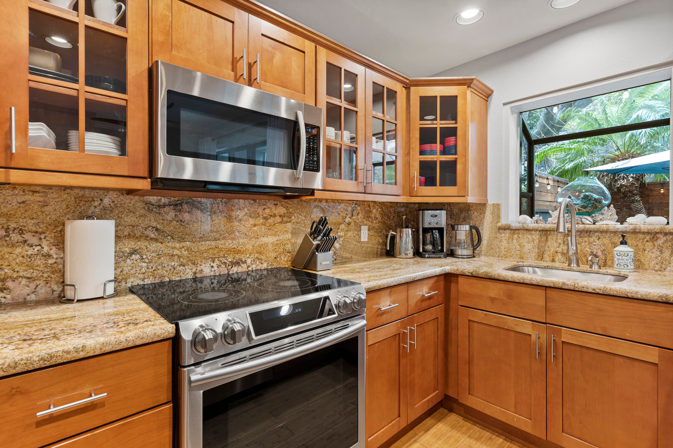 Townhouse in Lahaina · ★4.96 · 3 bedrooms · 5 beds · 2.5 private baths - Image 6