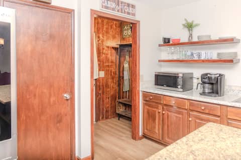 4 King/2 Living Rooms/ Pool Table