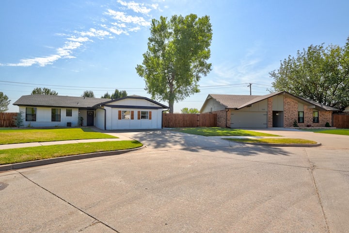 2 Clean and Updated Homes for Large Families