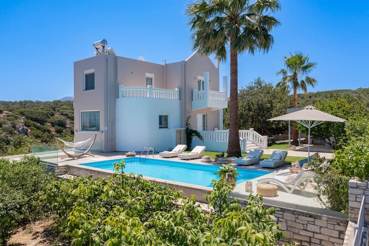 Villa w/Private Infinity Pool & BBQ, 2 km to beach