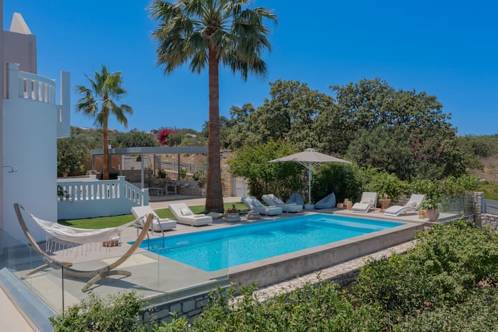 Villa w/Private Infinity Pool & BBQ, 2 km to beach gallery image 3