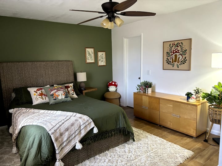 Chambre n °2 avec grand lit et dressing