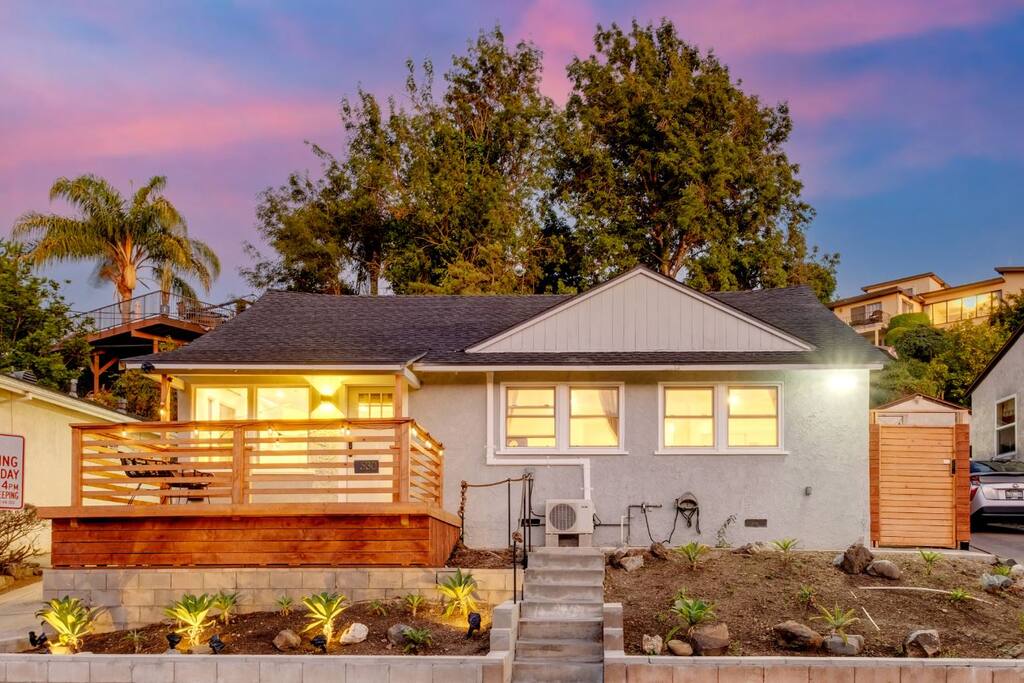 Centrally Located Charming LA Home w/ Food Scenes