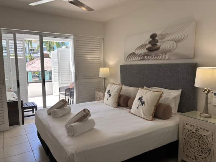 Spa Room With Private Terrace Overlooking Pool - Palm Cove
