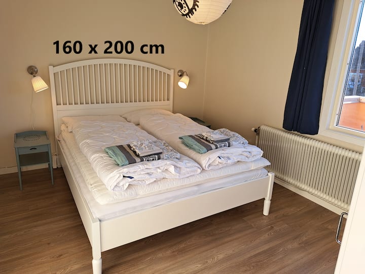 Спалня. Леглото е 160 * 200 см. Одеялата са 155*220 см, а възглавниците - 40*80. Всички олекотени завивки се състоят от две части, които могат да бъдат счупени заедно. Така че можете да изберете дали искате тънката лятна завивка, по - топлата пролет/есен или прекрасната топла зимна завивка