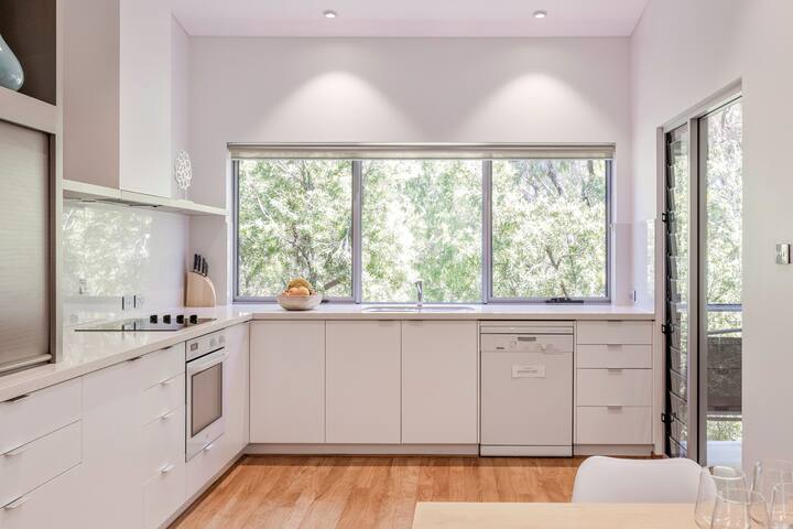 Seascape Luxury Studio Apartment – Luxe Homestays gallery image 2