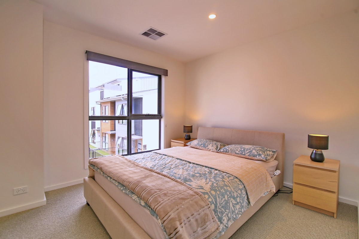 Dhomë gjumi kryesore që përmban një krevat dopio "queen" - luksoz, i qetë, i sofistikuar, i freskët dhe ftues