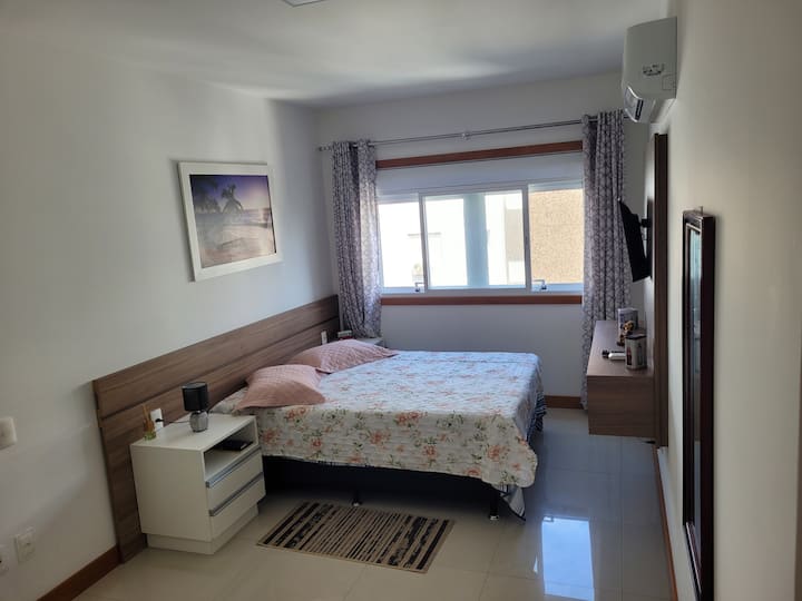 cama de casal , tv smart , Internet,  Netflix,  split 