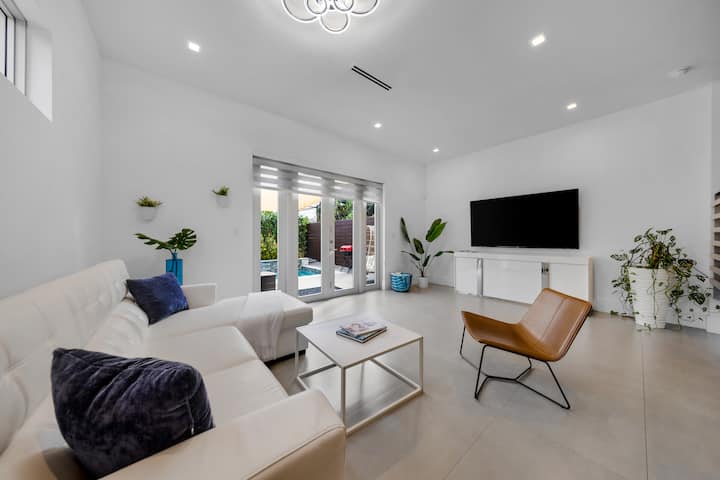 Тази всекидневна излъчва уют, предлагащ спокойна обстановка, благоприятна за релаксация. Внимателно подредените места за сядане осигуряват приветливо пространство за събиране и наслаждаване на свободното време.