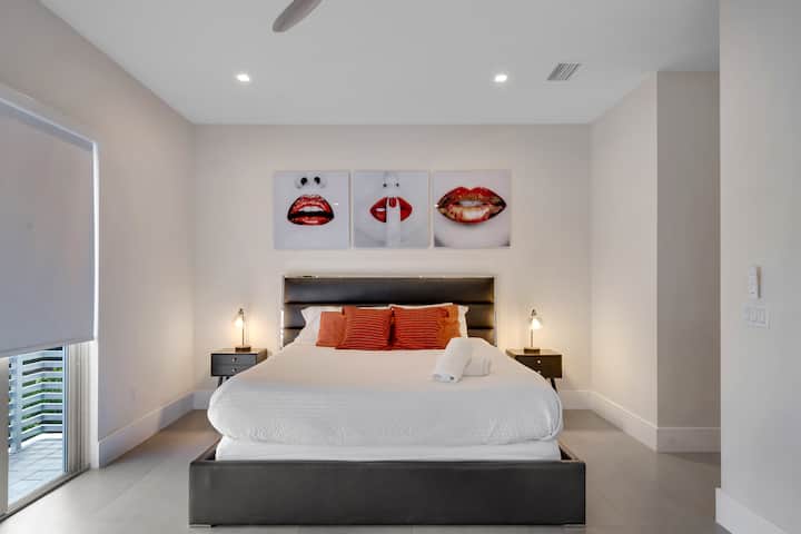 Подмладете се в просторна родителска спалня, оборудвана с двойно легло king size.
