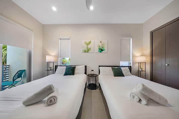 Проектирана с оглед на комфорта, тази стая предлага две стилни легла, които лесно могат да настанят повече гости.
