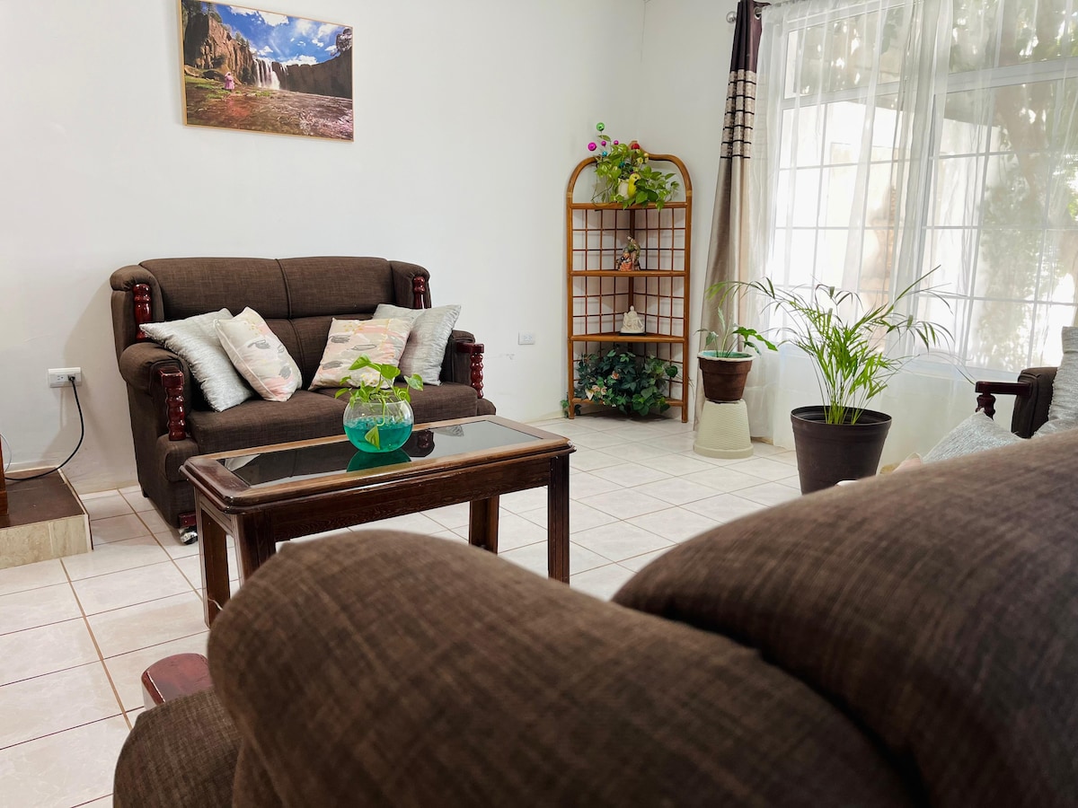 ห้องนั่งเล่นกว้างขวางและอบอุ่น
เพลิดเพลินกับพื้นที่ที่ออกแบบมาเพื่อการพักผ่อนหรือการพบปะสังสรรค์ ห้องนั่งเล่นมีโซฟาและทีวี เหมาะสำหรับการรับชมรายการโปรดหรือรับชมภาพยนตร์กับครอบครัว