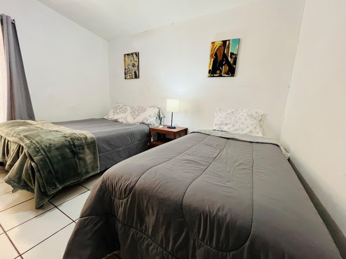 ห้องนอนรองที่สะดวกสบายและใช้งานได้ดี
เหมาะสำหรับครอบครัว เพื่อน หรือผู้ร่วมเดินทาง ห้องพักมีเตียงนอนสบายและตู้เสื้อผ้าเพื่อเก็บของใช้ส่วนตัว