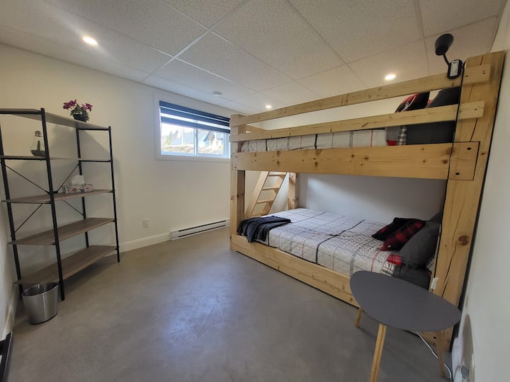 5号卧室配备2张标准双人床