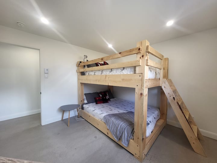 4号卧室配有2张标准双人床