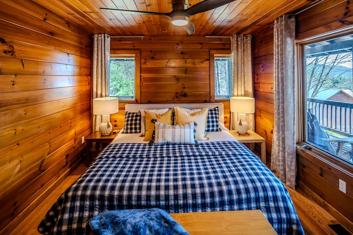 Suite principal en la planta baja con cama king y baño completo en suite.  Grandes ventanales orientados al este para disfrutar de excelentes vistas al amanecer.