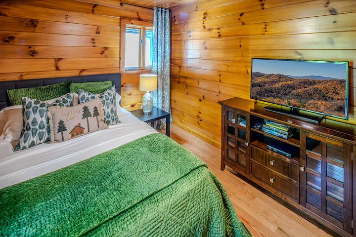 El dormitorio 1 tiene cama tamaño queen y TV inteligente de 36 pulgadas.