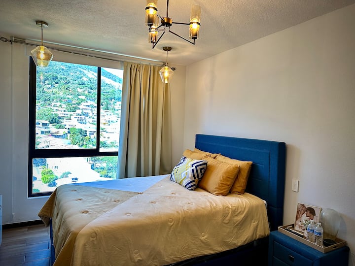 Насладете се на зашеметяваща гледка към планината от основната спалня. 