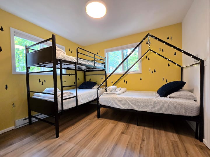 Do you choose the fun camping themed bunk room with 1 bunk bed and 1 twin?  Perfect for kids and adults!  Turn on the LED twinkle lights at night too.  Don’t want to share bunk beds?  There’s a sleeping nook off the lounge with a twin day bed.