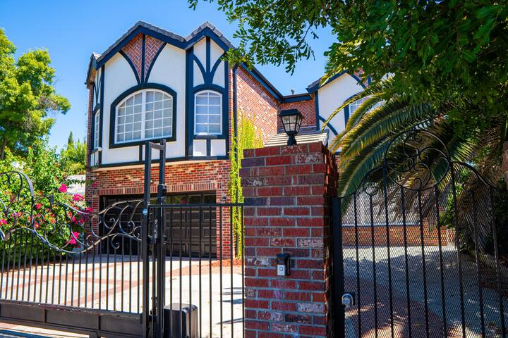 Beautiful two-story gated home gallery image 2