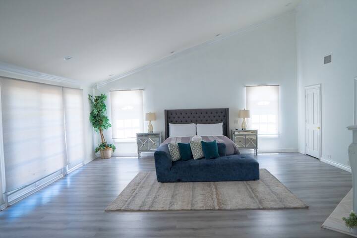 Beautiful two-story gated home gallery image 5