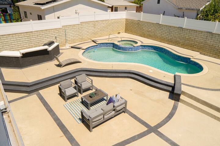 Beautiful two-story gated home gallery image 4