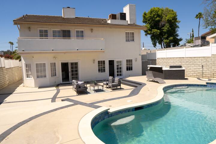 Beautiful two-story gated home gallery image 3