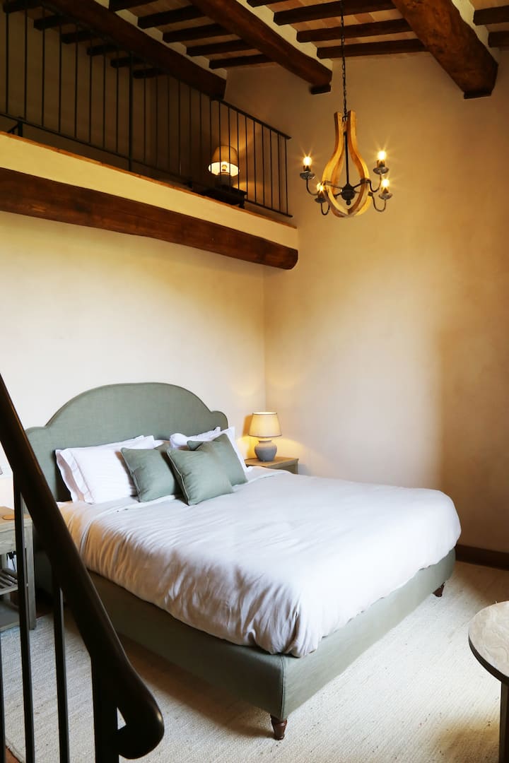 Aquest dormitori disposa d'un llit «king size» i un loft amb un llit nus que té dos llits individuals.