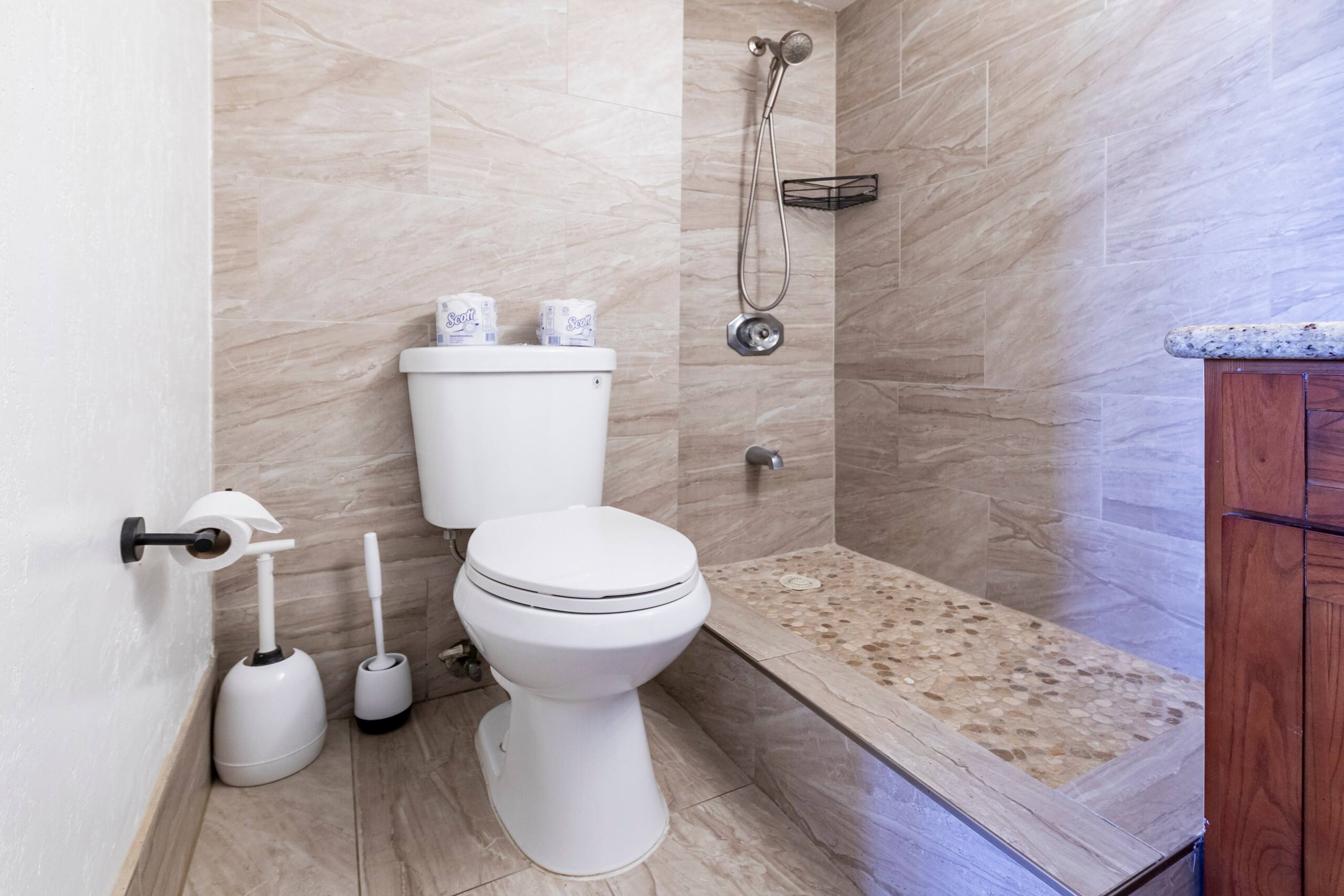 Condo in Honolulu · ★4.38 · Studio · 2 beds · 1 private bath - Image 17
