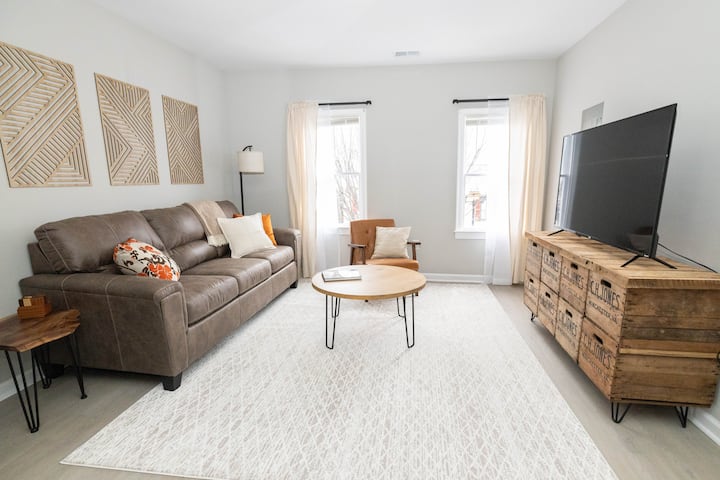 Cameron Street Retreat: King Bed & Office Downtown - Winchester, VA