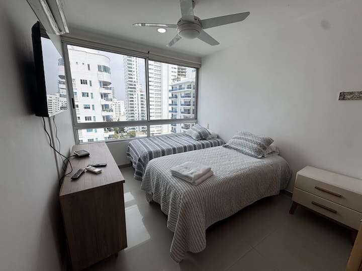 Ნომერი ორი ორადგილიანი საწოლით, კონდიციონერითა და ტელევიზორით. Იდეალურია მეგობრებისთვის ან ოჯახისთვის. Ფართო ფანჯარა შესანიშნავი ბუნებრივი განათებითა და ვენტილატორით კომფორტული და გრილი სტუმრობისთვის.