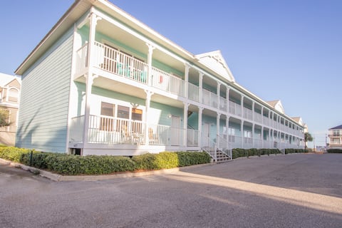 Top Airbnb: Starlight by the Sea | Beach & Pool | Sleeps 6 in Gulf Shores / Orange Beach