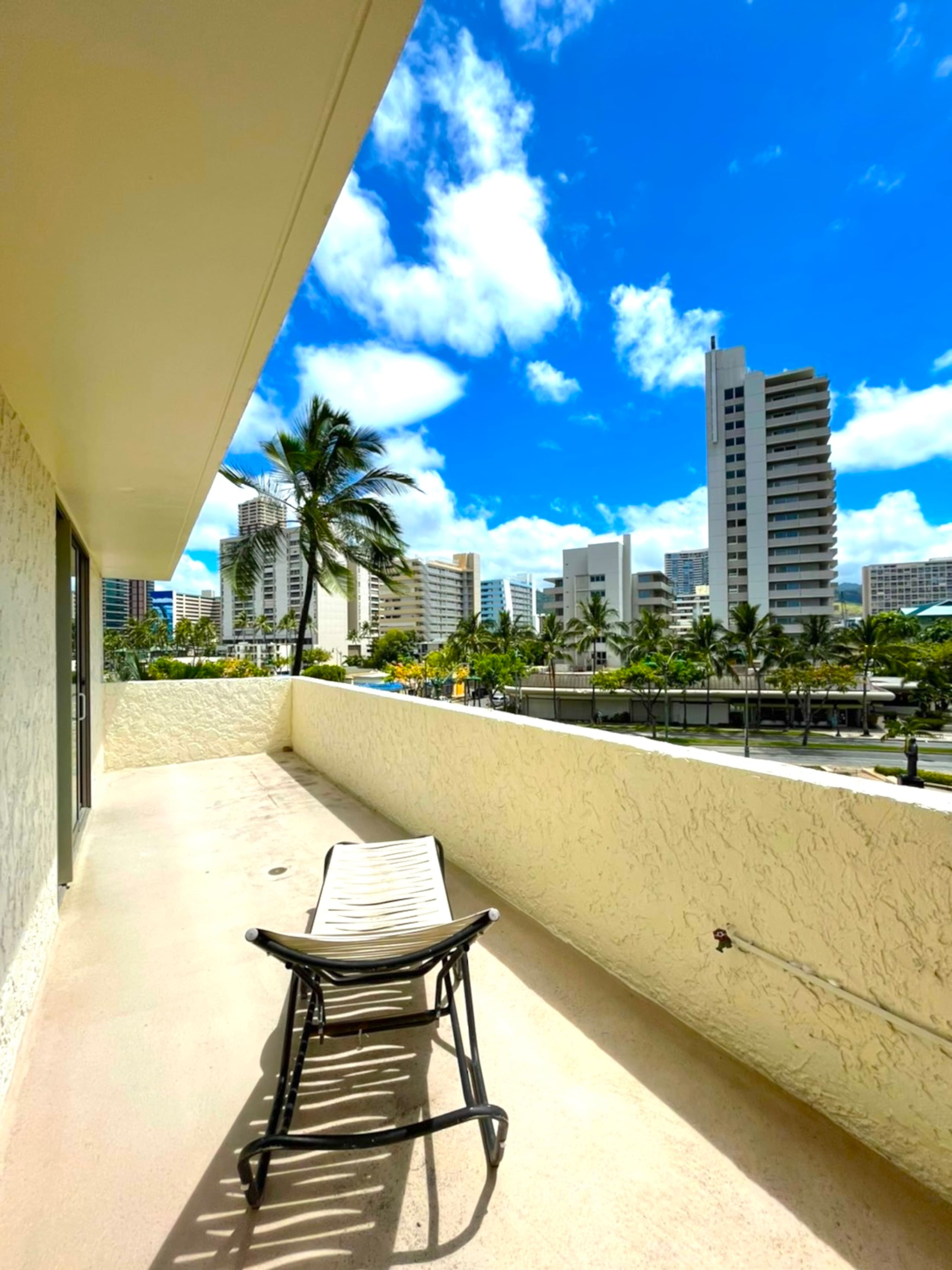 Condo in Honolulu · ★4.67 · Studio · 2 beds · 1 bath - Image 21
