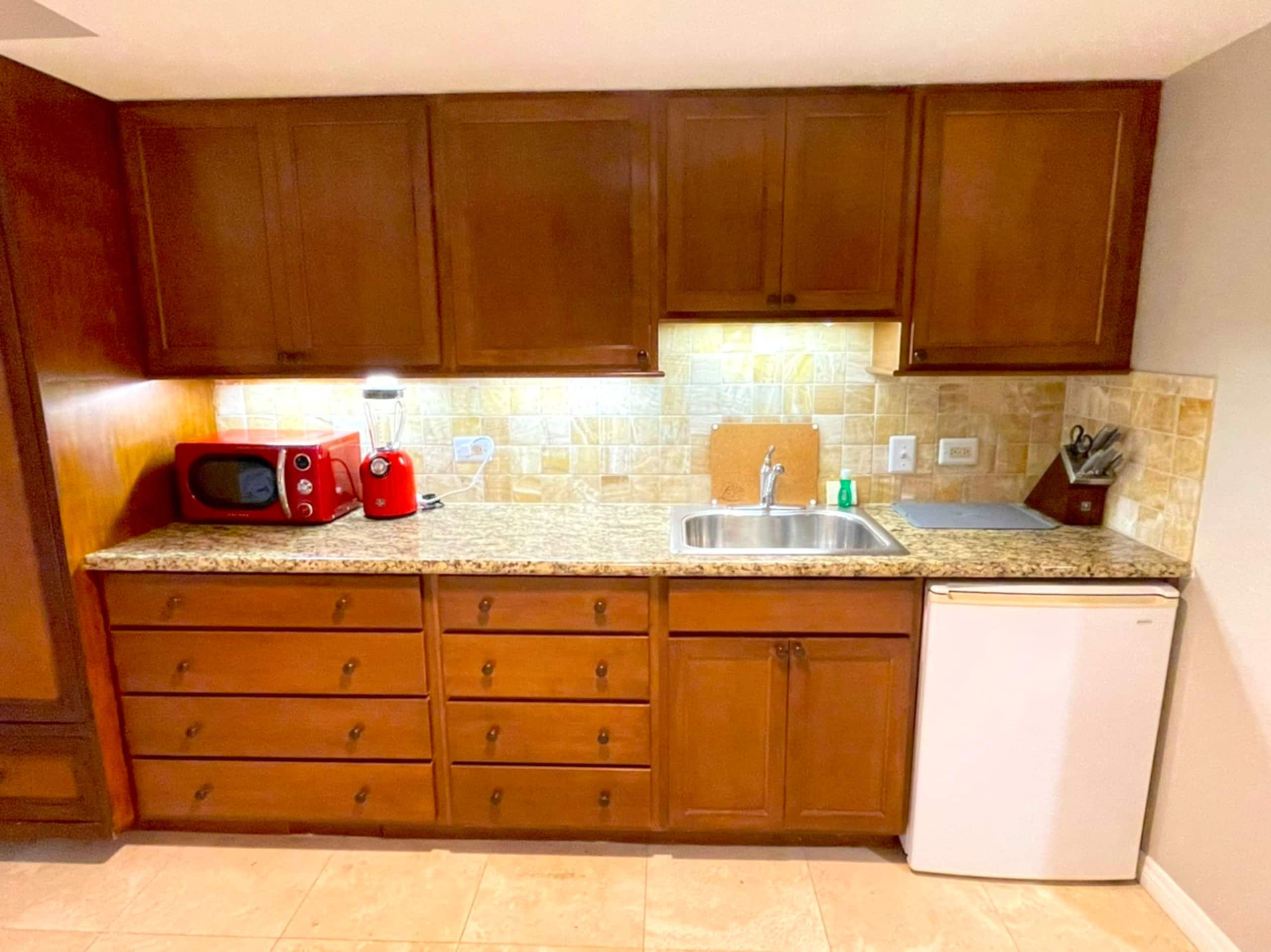 Condo in Honolulu · ★4.67 · Studio · 2 beds · 1 bath - Image 4