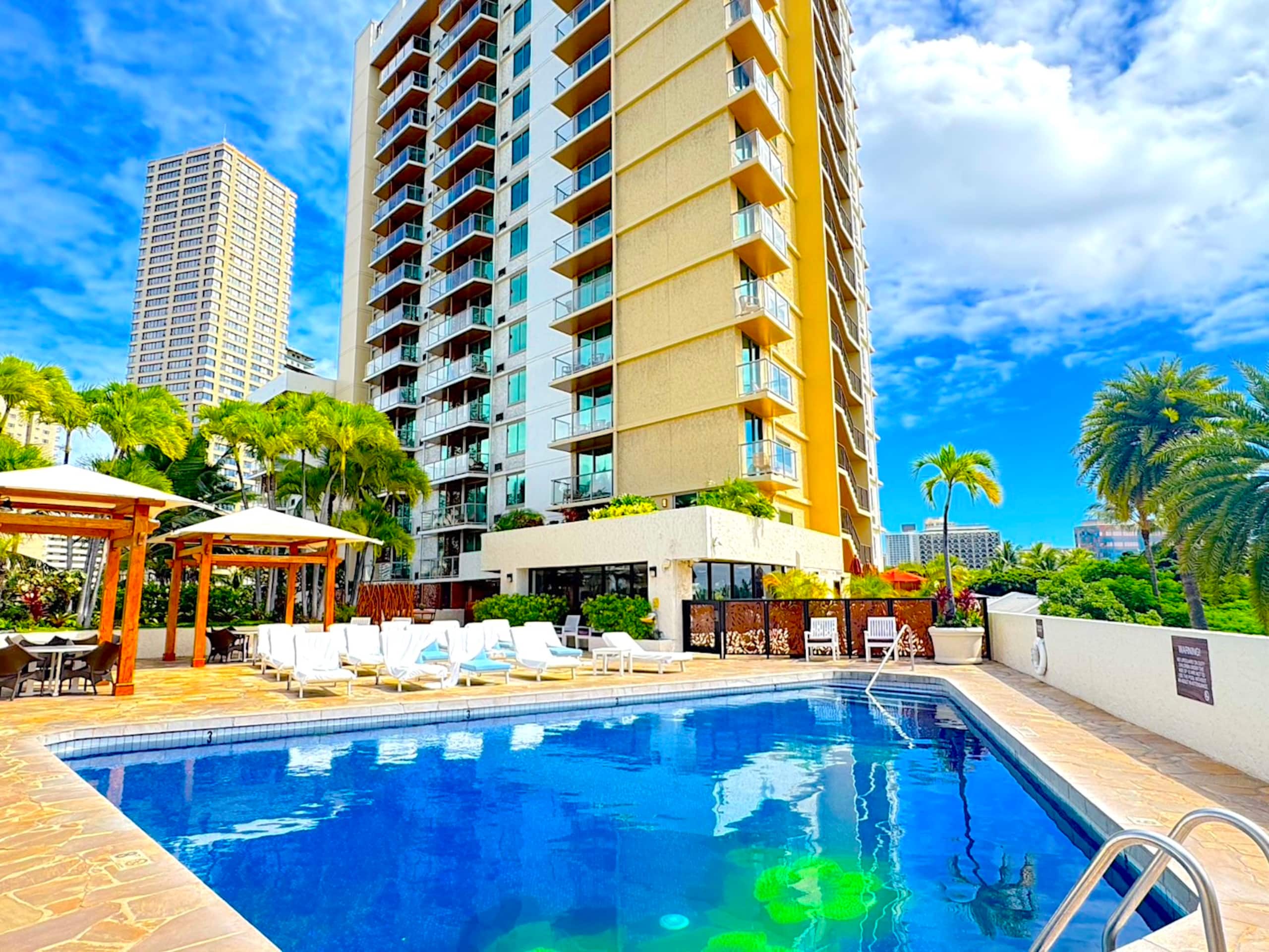 Condo in Honolulu · ★4.67 · Studio · 2 beds · 1 bath - Image 5